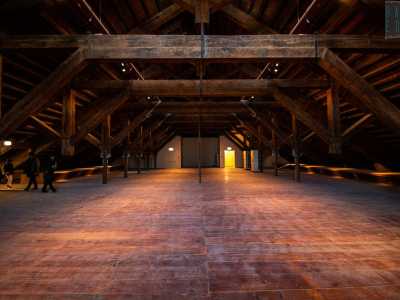 Salendo fino al settimo piano, il lusso di stucchi e dorature lascia spazio a una semplice sala-solaio in legno con la sua copertura a falde
